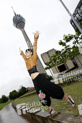 Bai Ling mit Entourage in Düsseldorf