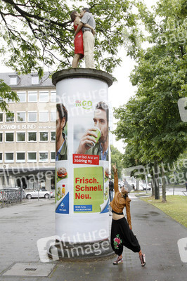 Bai Ling mit Entourage in Düsseldorf