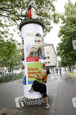 Bai Ling mit Entourage in Düsseldorf