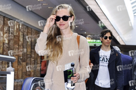 Amanda Seyfried und Justin Long bei der Ankunft in Japan