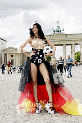 Fußball WM Fototermin mit Micaela Schäfer, Berlin