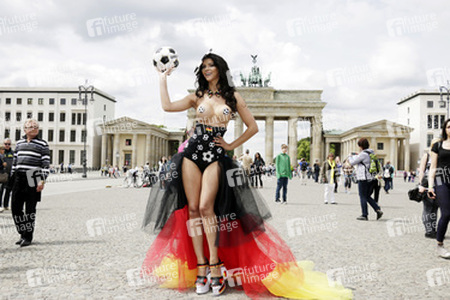 Fußball WM Fototermin mit Micaela Schäfer, Berlin