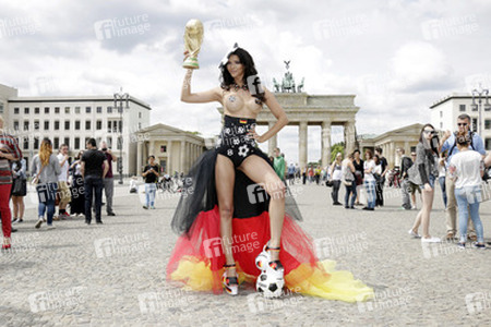 Fußball WM Fototermin mit Micaela Schäfer, Berlin