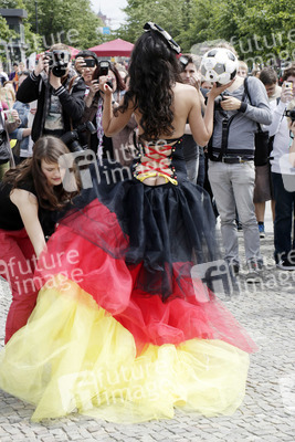Fußball WM Fototermin mit Micaela Schäfer, Berlin