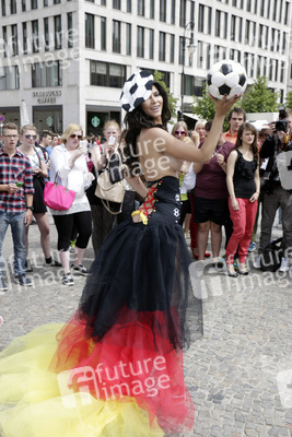 Fußball WM Fototermin mit Micaela Schäfer, Berlin