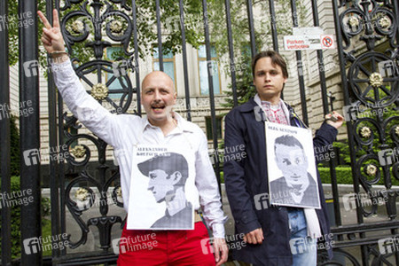Demonstranten ketten sich mit Handschellen am Tor der Russischen Botschaft fest, Berlin