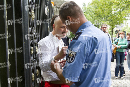 Demonstranten ketten sich mit Handschellen am Tor der Russischen Botschaft fest, Berlin