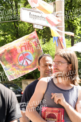 Nazi Opfer Hussein Badiny bedankt sich bei den Helfern, Berlin