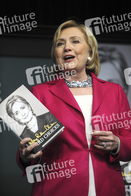 Hillary Clinton signienert ihr Buch 'Hard Choices', New York