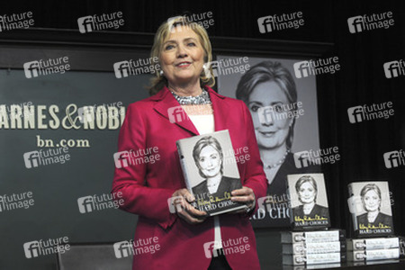 Hillary Clinton signienert ihr Buch 'Hard Choices', New York