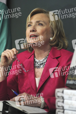 Hillary Clinton signienert ihr Buch 'Hard Choices', New York