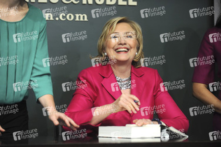 Hillary Clinton signienert ihr Buch 'Hard Choices', New York