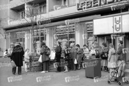 Menschenschlange vor Obststand
