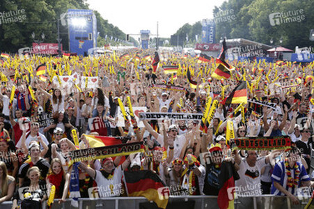 WM-Fanmeile beim Spiel Deutschland gegen Portugal, Berlin