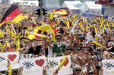 WM-Fanmeile beim Spiel Deutschland gegen Portugal, Berlin