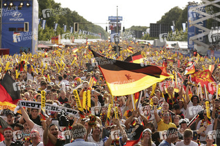 WM-Fanmeile beim Spiel Deutschland gegen Portugal, Berlin