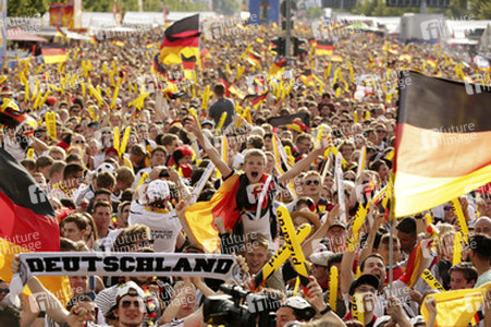 WM-Fanmeile beim Spiel Deutschland gegen Portugal, Berlin