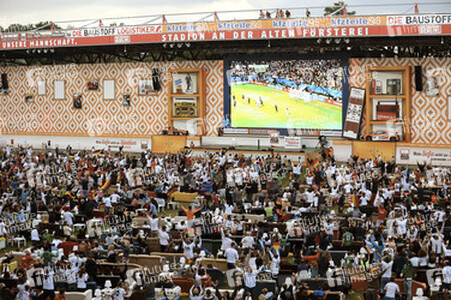 WM-Wohnzimmer im Stadion an der Alten Försterei beim Spiel Deutschland gegen USA, Berlin