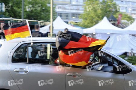 Fußballfans feiern mit einem Autokorso auf dem Kurfürstendamm den Sieg ihrer Mannschaft
