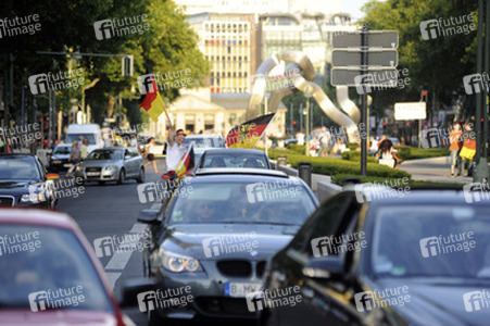 Fußballfans feiern mit einem Autokorso auf dem Kurfürstendamm den Sieg ihrer Mannschaft