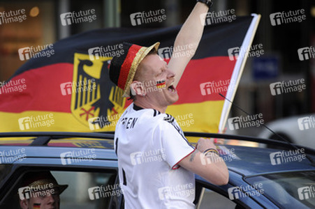 Fußballfans feiern mit einem Autokorso auf dem Kurfürstendamm den Sieg ihrer Mannschaft