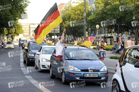 Fußballfans feiern mit einem Autokorso auf dem Kurfürstendamm den Sieg ihrer Mannschaft