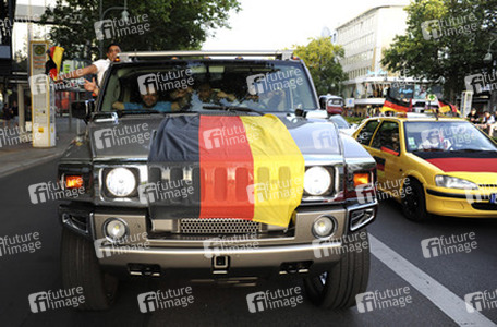 Fußballfans feiern mit einem Autokorso auf dem Kurfürstendamm den Sieg ihrer Mannschaft