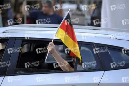 Fußballfans feiern mit einem Autokorso auf dem Kurfürstendamm den Sieg ihrer Mannschaft