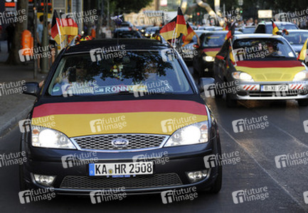 Fußballfans feiern mit einem Autokorso auf dem Kurfürstendamm den Sieg ihrer Mannschaft
