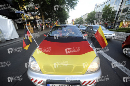 Fußballfans feiern mit einem Autokorso auf dem Kurfürstendamm den Sieg ihrer Mannschaft