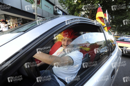 Fußballfans feiern mit einem Autokorso auf dem Kurfürstendamm den Sieg ihrer Mannschaft