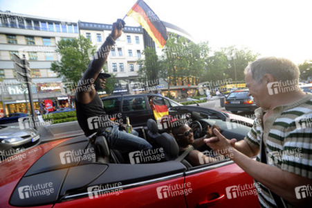 Fußballfans feiern mit einem Autokorso auf dem Kurfürstendamm den Sieg ihrer Mannschaft