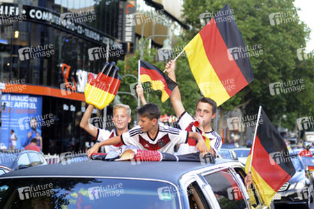 Fußballfans feiern mit einem Autokorso auf dem Kurfürstendamm den Sieg ihrer Mannschaft