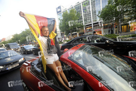 Fußballfans feiern mit einem Autokorso auf dem Kurfürstendamm den Sieg ihrer Mannschaft