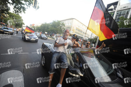 Fußballfans feiern mit einem Autokorso auf dem Kurfürstendamm den Sieg ihrer Mannschaft