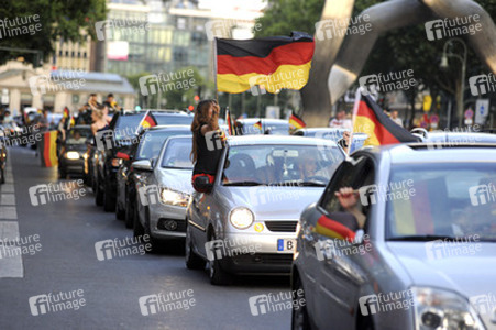 Fußballfans feiern mit einem Autokorso auf dem Kurfürstendamm den Sieg ihrer Mannschaft
