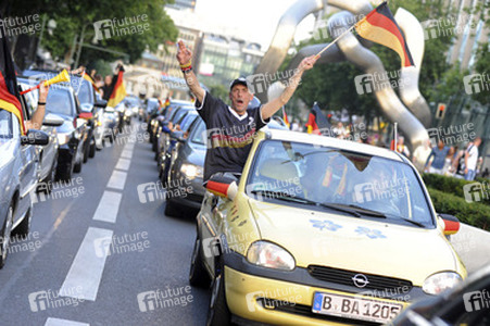 Fußballfans feiern mit einem Autokorso auf dem Kurfürstendamm den Sieg ihrer Mannschaft