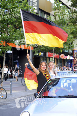 Fußballfans feiern mit einem Autokorso auf dem Kurfürstendamm den Sieg ihrer Mannschaft
