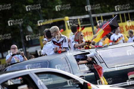Fußballfans feiern mit einem Autokorso auf dem Kurfürstendamm den Sieg ihrer Mannschaft