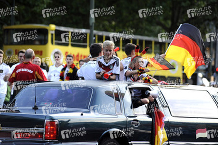 Fußballfans feiern mit einem Autokorso auf dem Kurfürstendamm den Sieg ihrer Mannschaft