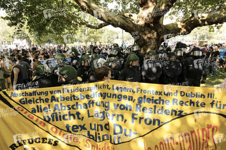 Demonstration für das Bleiberecht der Flüchtlinge aus der Gerhart-Hauptmann-Schule, Berlin