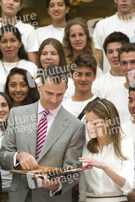 Spanish Royals Receive 'Ruta Quetzal BBVA 2014' Youth Group, Madrid