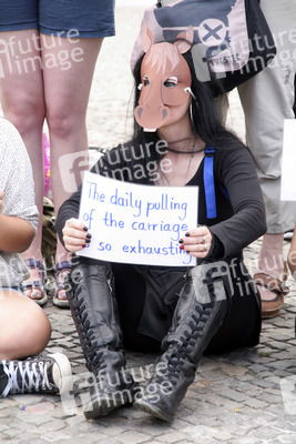 Protest für die Abschaffung der Pferdekutschen in Berlin