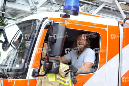 Henning Baum zu Besuch auf der Feuerwache 1300 , Berlin