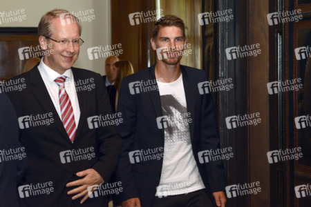 Ron-Robert Zieler beim Eintrag ins Goldenen Buch, Hannover