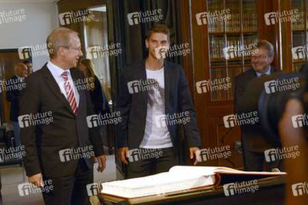 Ron-Robert Zieler beim Eintrag ins Goldenen Buch, Hannover
