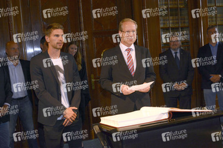 Ron-Robert Zieler beim Eintrag ins Goldenen Buch, Hannover