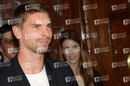 Ron-Robert Zieler beim Eintrag ins Goldenen Buch, Hannover