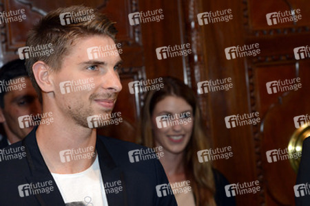 Ron-Robert Zieler beim Eintrag ins Goldenen Buch, Hannover