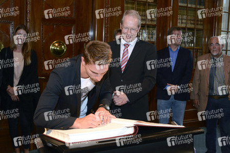Ron-Robert Zieler beim Eintrag ins Goldenen Buch, Hannover